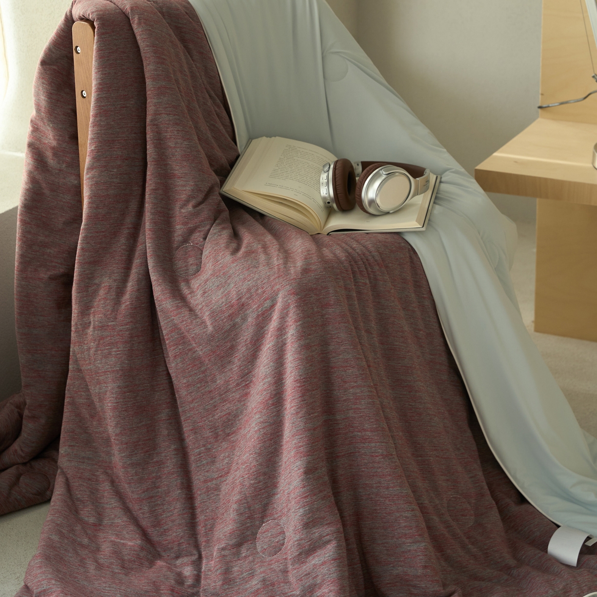 91家纺网 家纺一手货源 找家纺 华超针织 2026新款全棉针织拼锦氨凉感夏被空调被夏凉被 纯棉拼凉感 段彩砖红