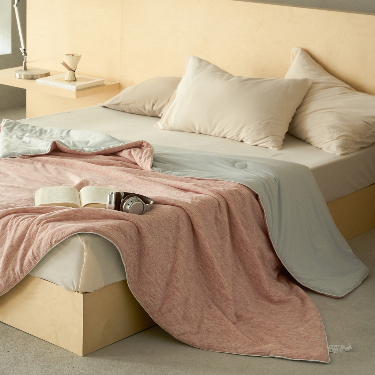 91家纺网 家纺一手货源 找家纺 华超针织 2026新款全棉针织拼锦氨凉感夏被空调被夏凉被 纯棉拼凉感 段彩玉粉