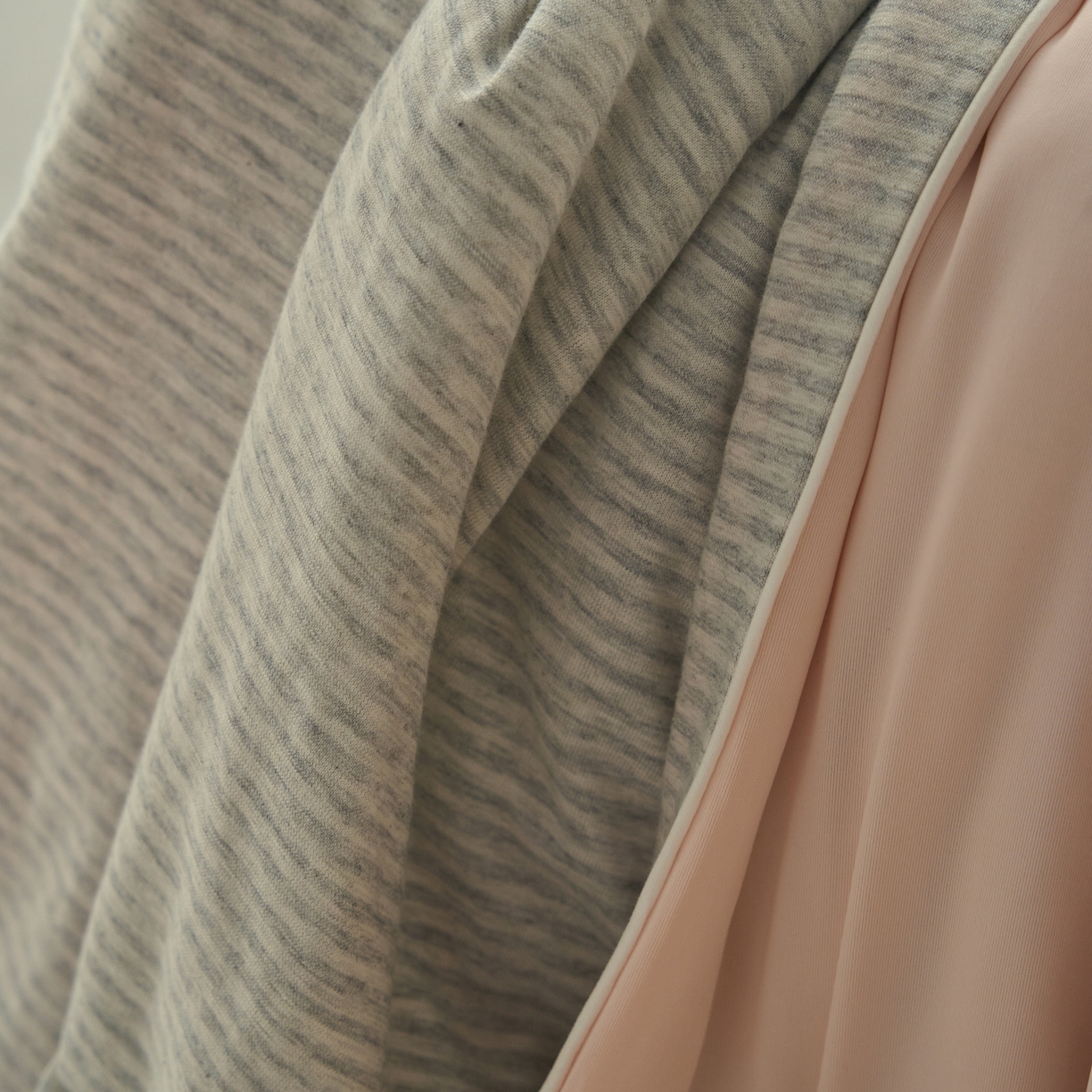 91家纺网 家纺一手货源 找家纺 华超针织 2026新款全棉针织拼锦氨凉感夏被空调被夏凉被 纯棉拼凉感 粉灰