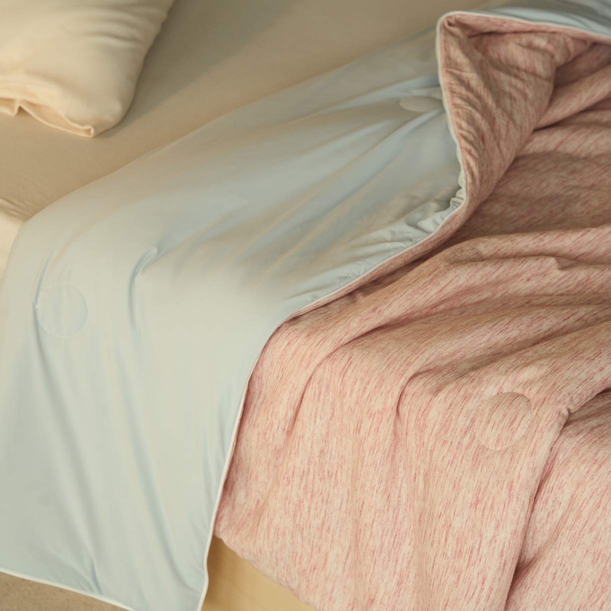 91家纺网 家纺一手货源 找家纺 华超针织 2026新款全棉针织拼锦氨凉感夏被空调被夏凉被 纯棉拼凉感 段彩玉粉