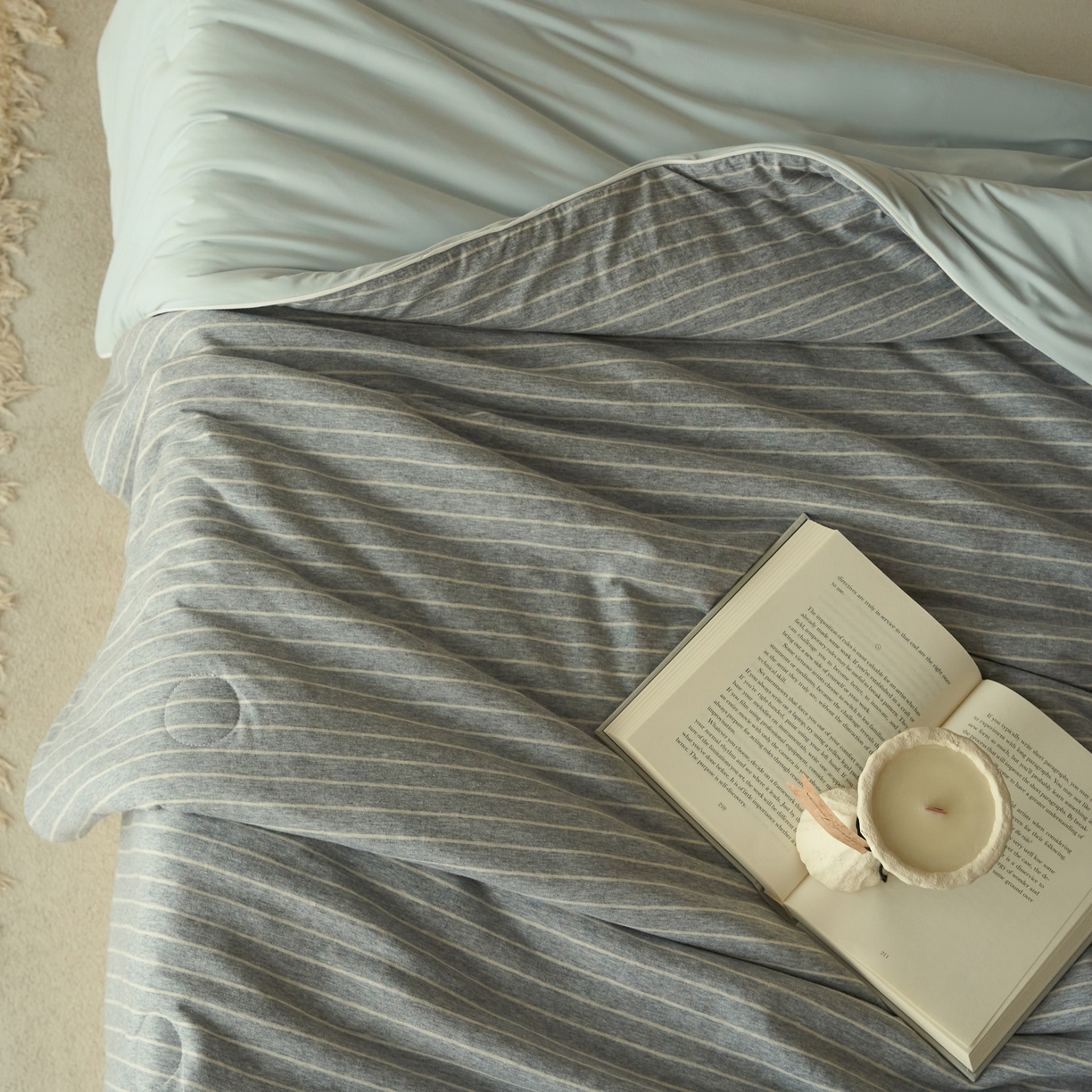 91家纺网 家纺一手货源 找家纺 华超针织 2026新款全棉针织拼锦氨凉感夏被空调被夏凉被 纯棉拼凉感 麻灰细条