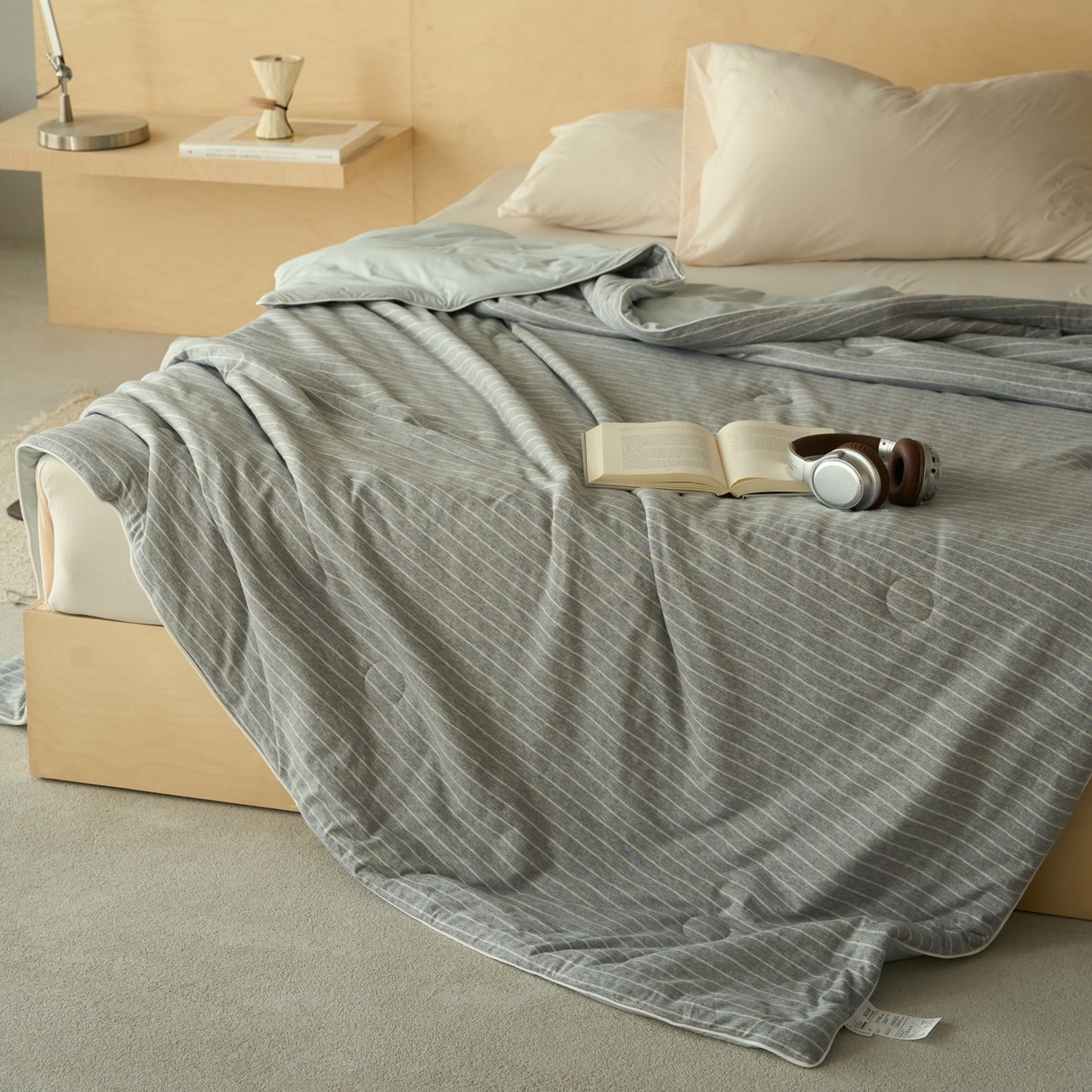 91家纺网 家纺一手货源 找家纺 华超针织 2026新款全棉针织拼锦氨凉感夏被空调被夏凉被 纯棉拼凉感 麻灰细条