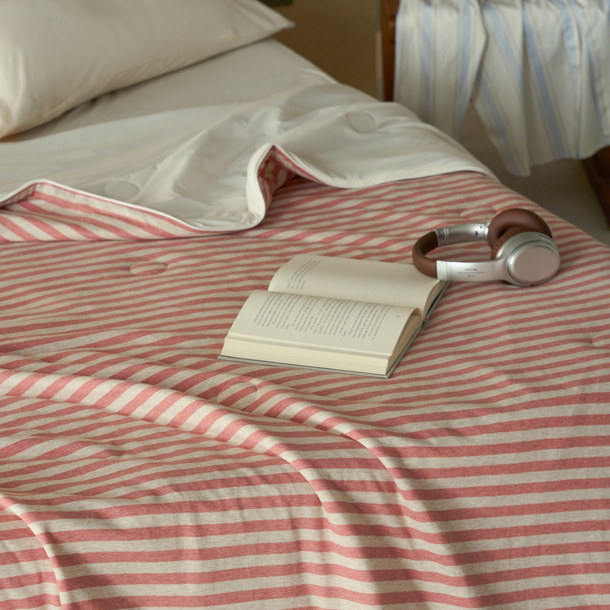 91家纺网 家纺一手货源 找家纺 华超针织 2026新款全棉针织拼锦氨凉感夏被空调被夏凉被 纯棉拼凉感 棕红