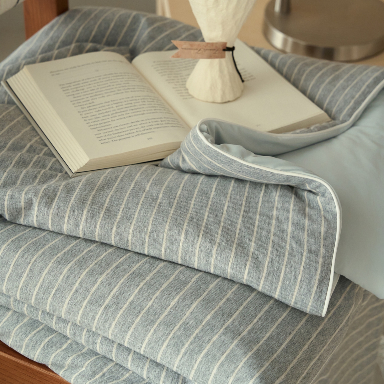 91家纺网 家纺一手货源 找家纺 华超针织 2026新款全棉针织拼锦氨凉感夏被空调被夏凉被 纯棉拼凉感 麻灰细条