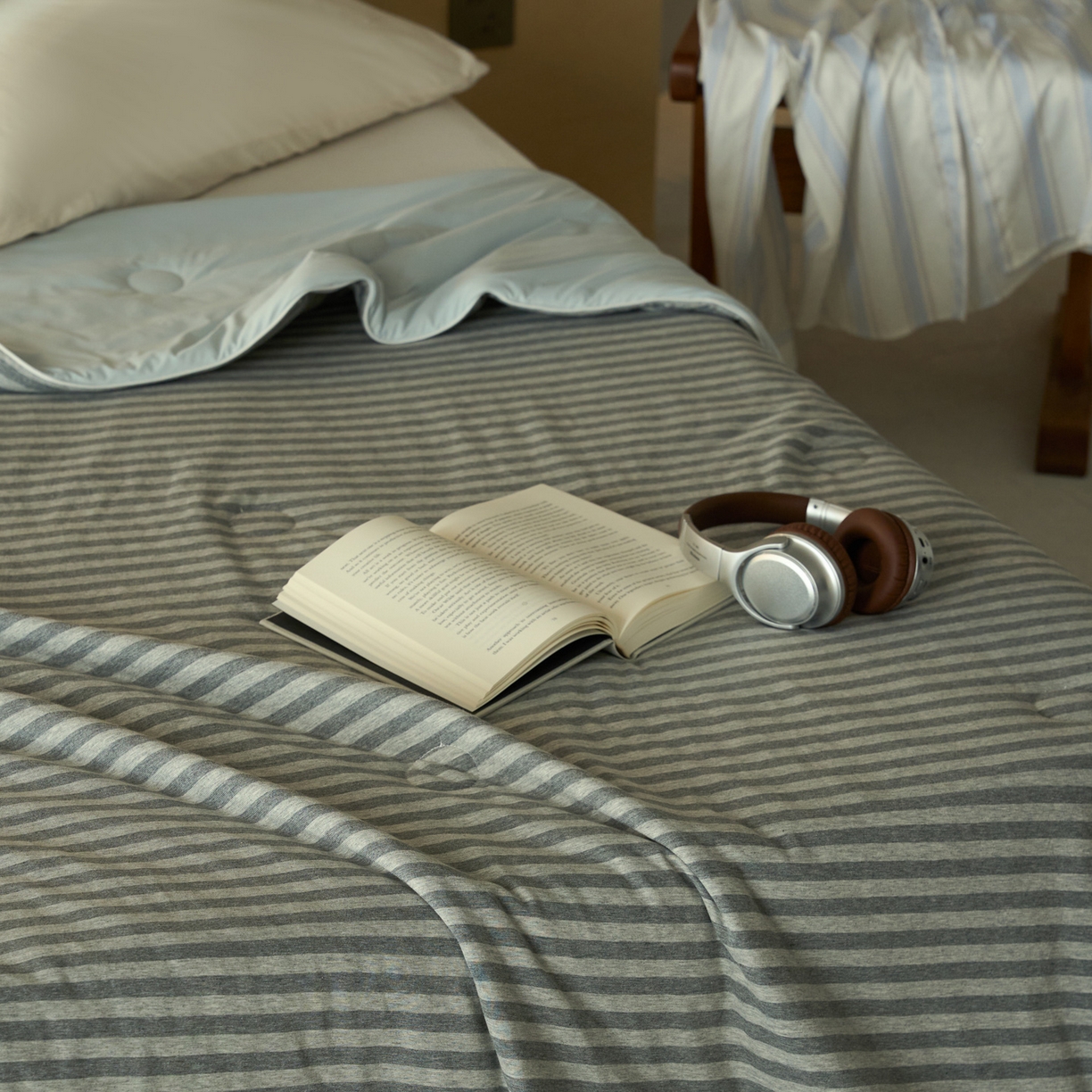 91家纺网 家纺一手货源 找家纺 华超针织 2026新款全棉针织拼锦氨凉感夏被空调被夏凉被 纯棉拼凉感 雅灰