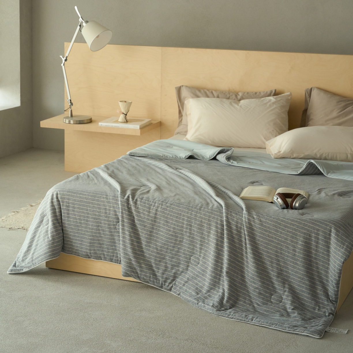 91家纺网 家纺一手货源 找家纺 华超针织 2026新款全棉针织拼锦氨凉感夏被空调被夏凉被 纯棉拼凉感 麻灰细条