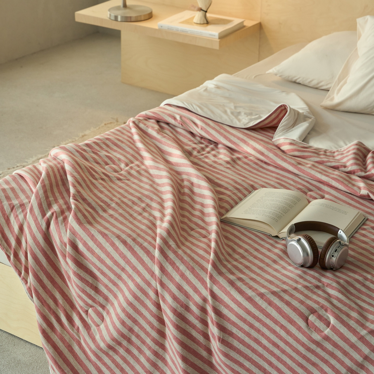 91家纺网 家纺一手货源 找家纺 华超针织 2026新款全棉针织拼锦氨凉感夏被空调被夏凉被 纯棉拼凉感 棕红