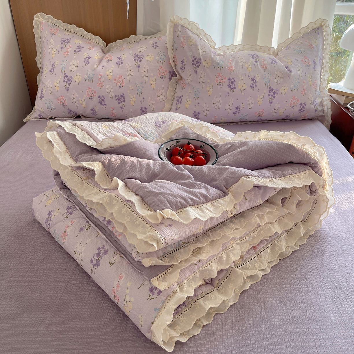 91家纺网 家纺一手货源 找家纺 梵克保罗 2026春夏新款全棉纯棉花边皱皱纱单夏被夏凉被空调被夏被四件套 紫菱花