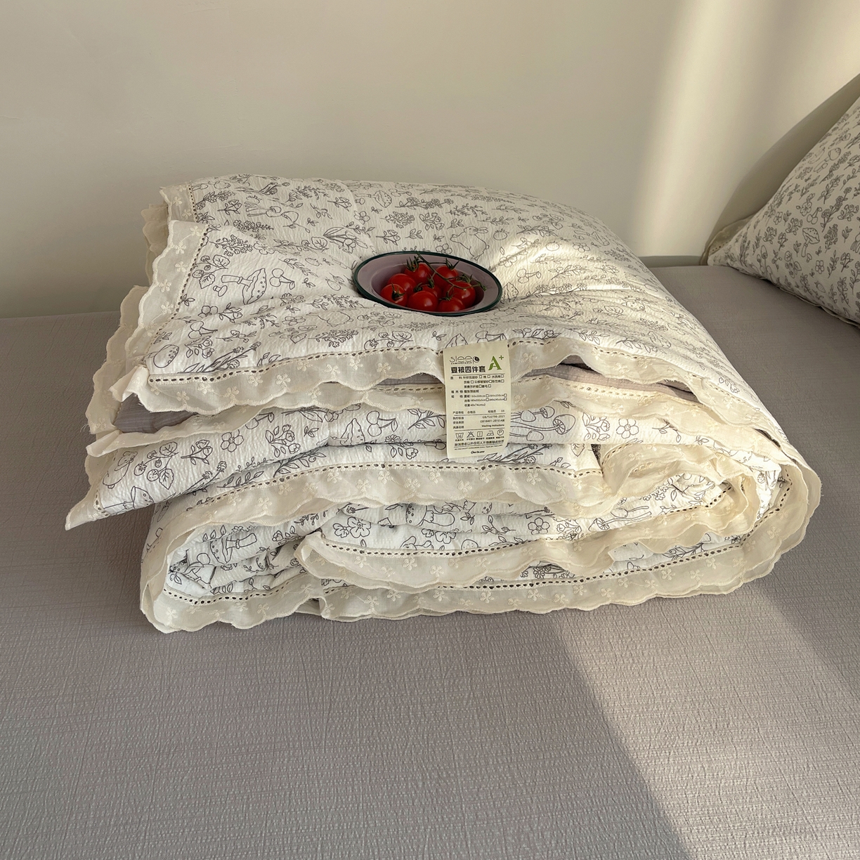 91家纺网 家纺一手货源 找家纺 梵克保罗 2026春夏新款全棉纯棉花边皱皱纱单夏被夏凉被空调被夏被四件套 草木灰序