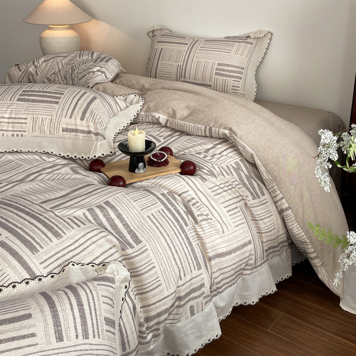 91家纺网 家纺一手货源 找家纺 慕晨 2026新款天丝莱赛尔棉麻数码印色织花边被套四件套高级田园美式直播热款 闲纹