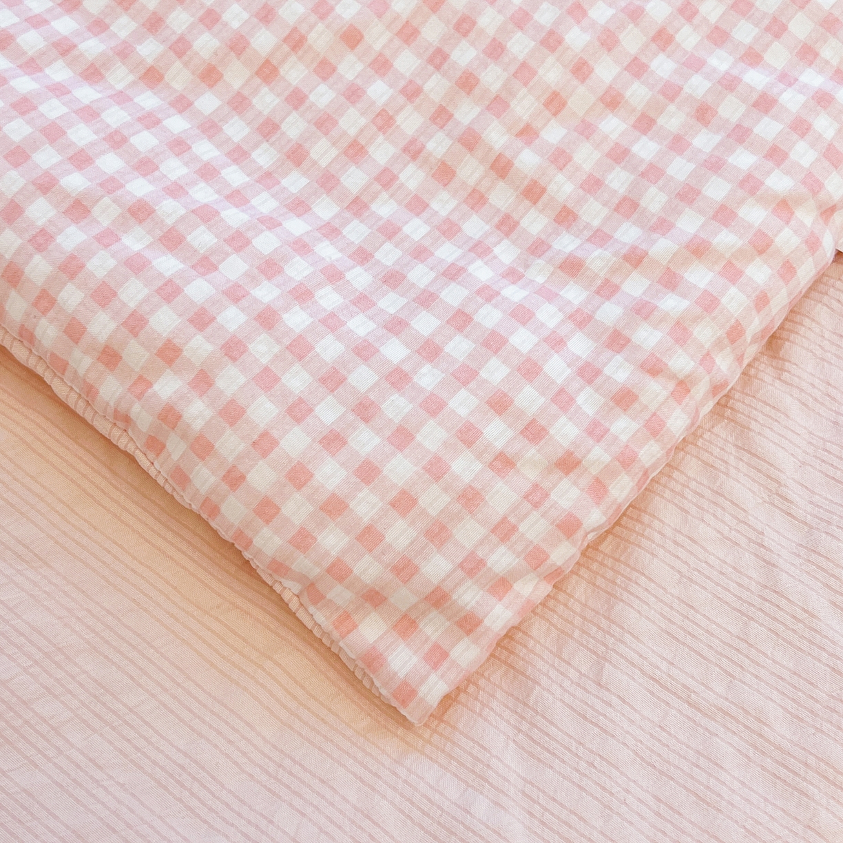 91家纺网 家纺一手货源 找家纺 老帅的工厂店 2026新款无印风泡芙棉大豆夏被 桃气小方