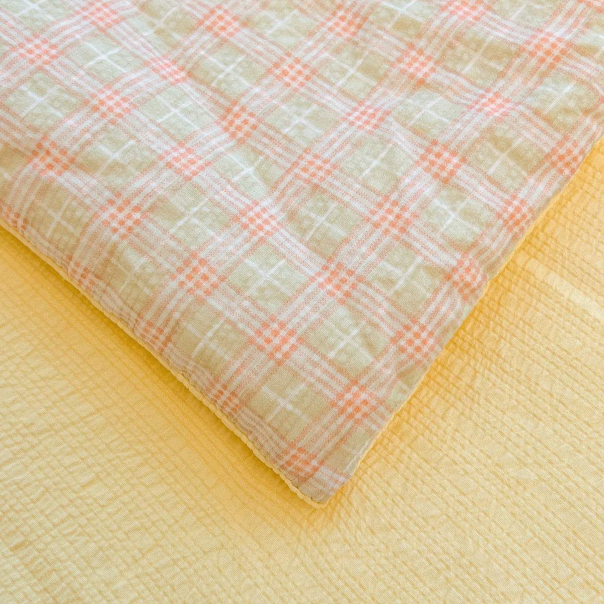 91家纺网 家纺一手货源 找家纺 老帅的工厂店 2026新款无印风泡芙棉大豆夏被 杏橘织格