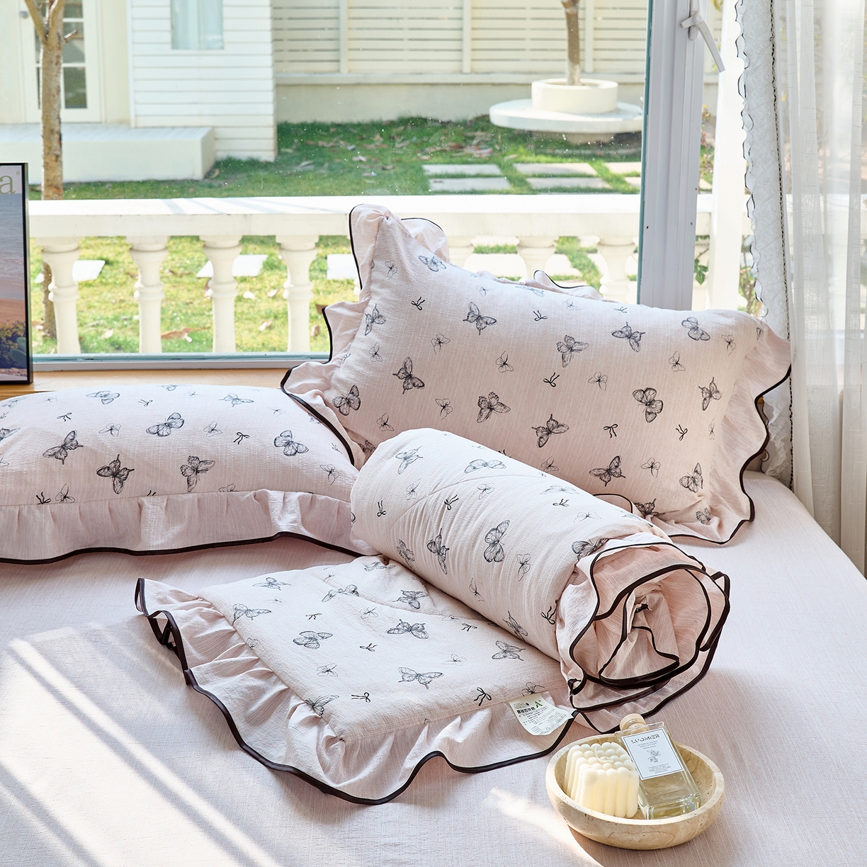 91家纺网 家纺一手货源 找家纺 梵克保罗 2026春夏新款提花色织花边夏被四件套单夏被空调被 粉屿蝶影