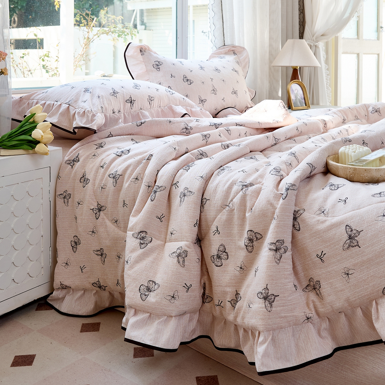 91家纺网 家纺一手货源 找家纺 梵克保罗 2026春夏新款提花色织花边夏被四件套单夏被空调被 粉屿蝶影