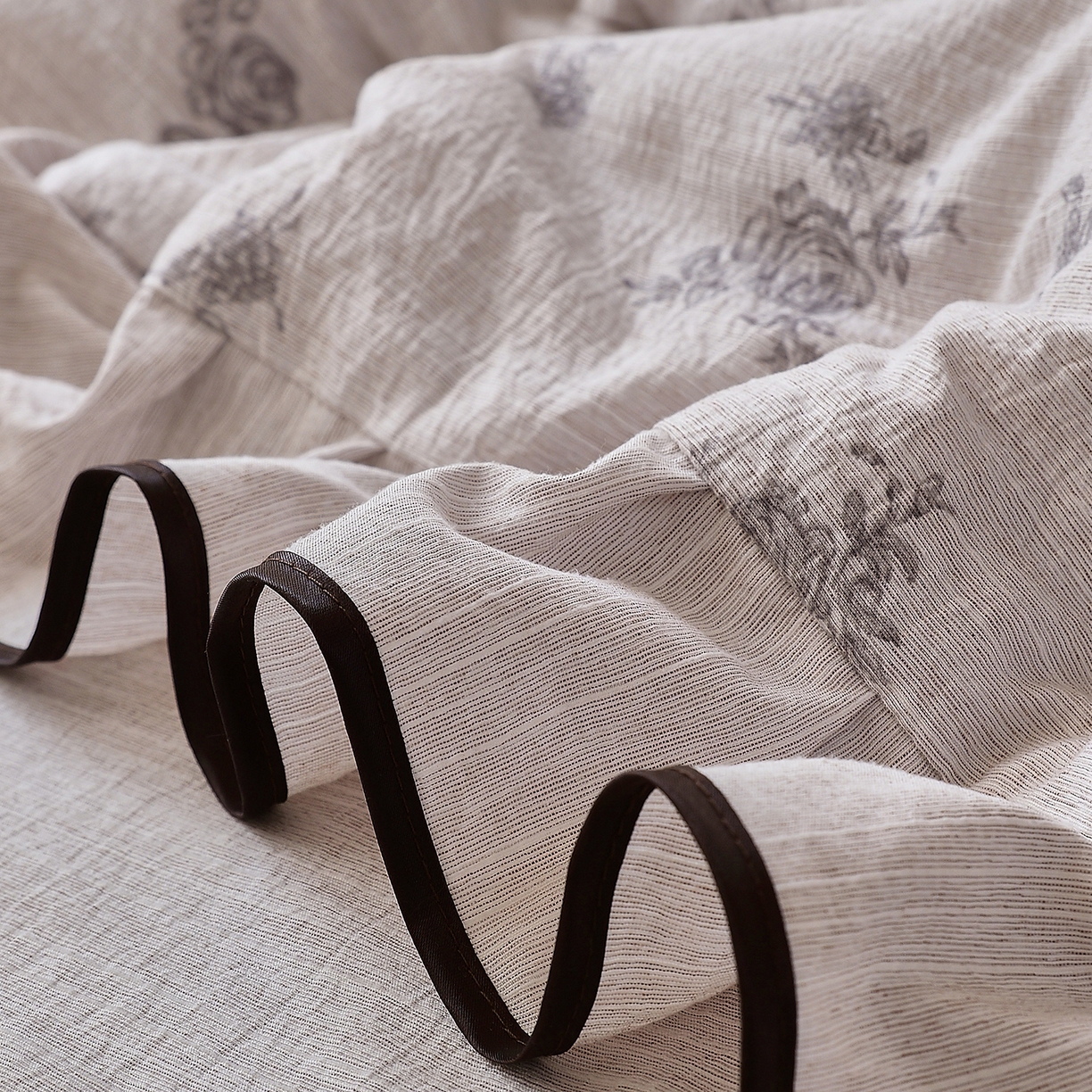 91家纺网 家纺一手货源 找家纺 梵克保罗 2026春夏新款提花色织花边夏被四件套单夏被空调被 灰调玫瑰