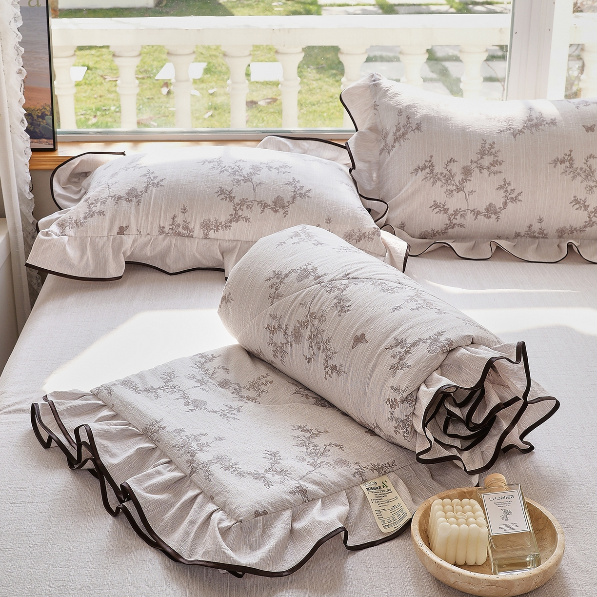 91家纺网 家纺一手货源 找家纺 梵克保罗 2026春夏新款提花色织花边夏被四件套单夏被空调被 灰枝谍影