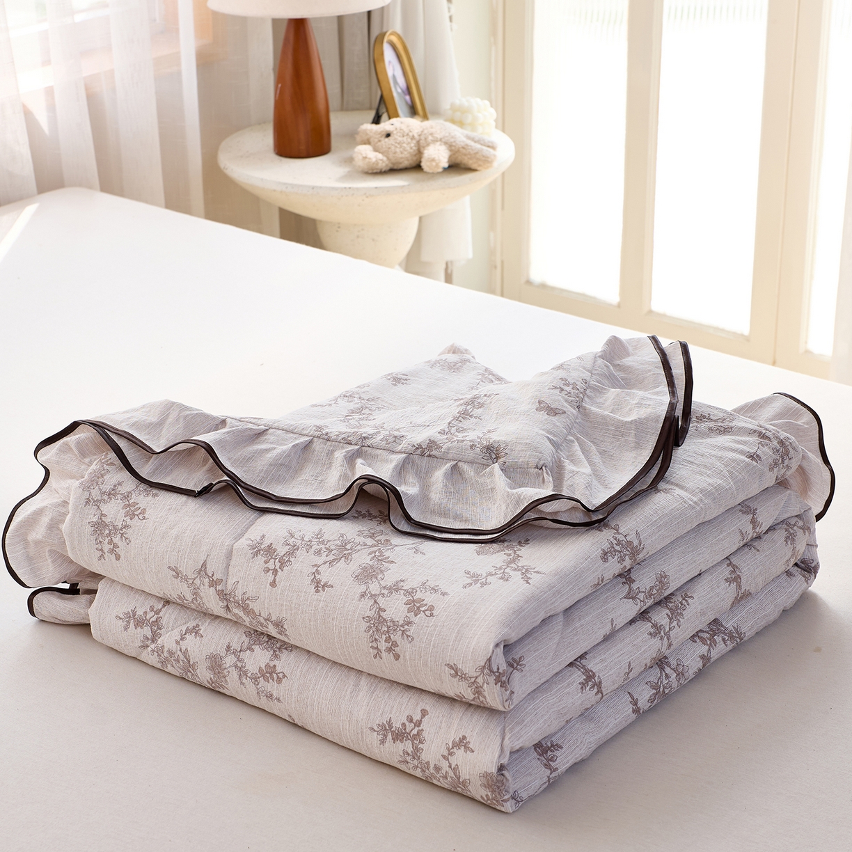 91家纺网 家纺一手货源 找家纺 梵克保罗 2026春夏新款提花色织花边夏被四件套单夏被空调被 灰枝谍影