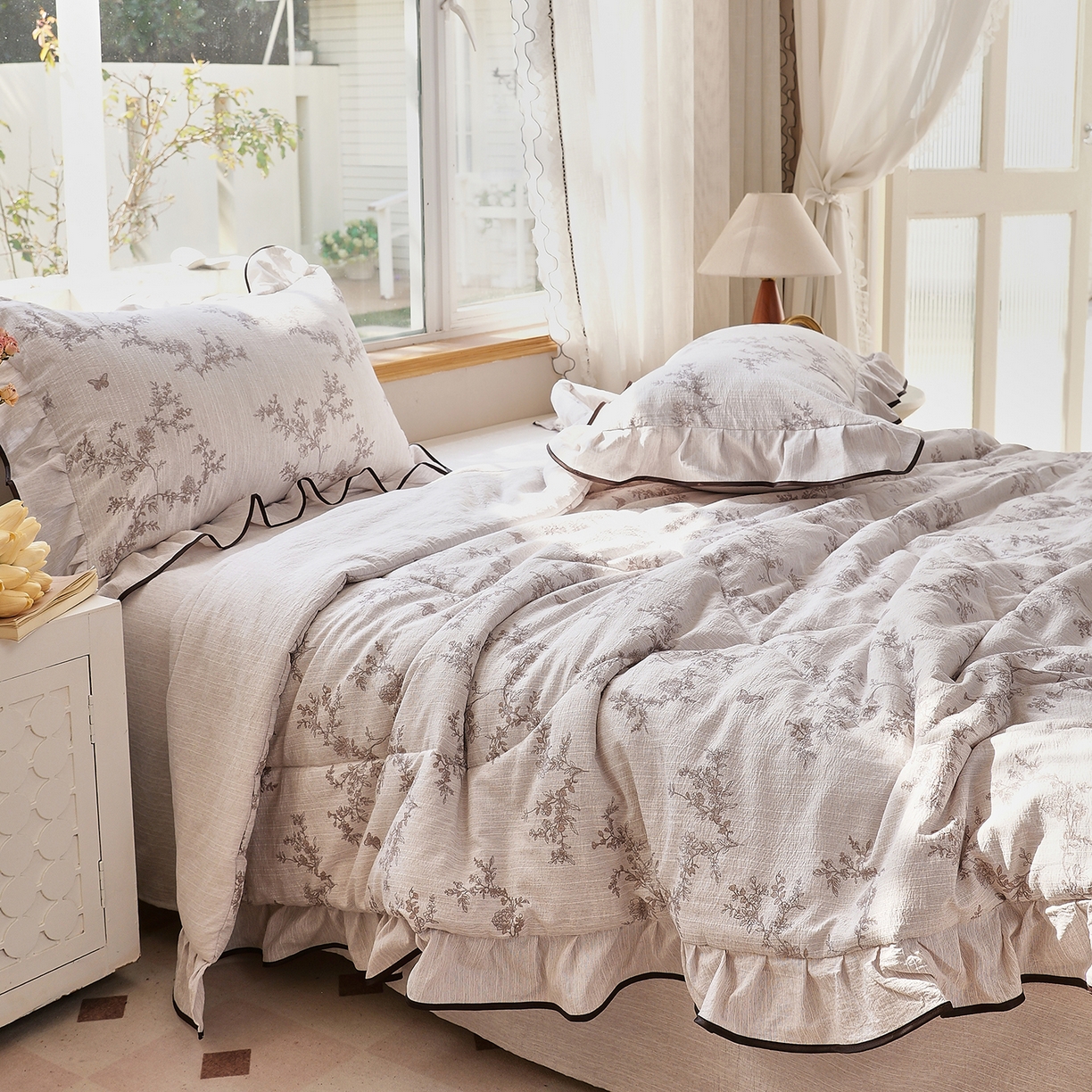 91家纺网 家纺一手货源 找家纺 梵克保罗 2026春夏新款提花色织花边夏被四件套单夏被空调被 灰枝谍影