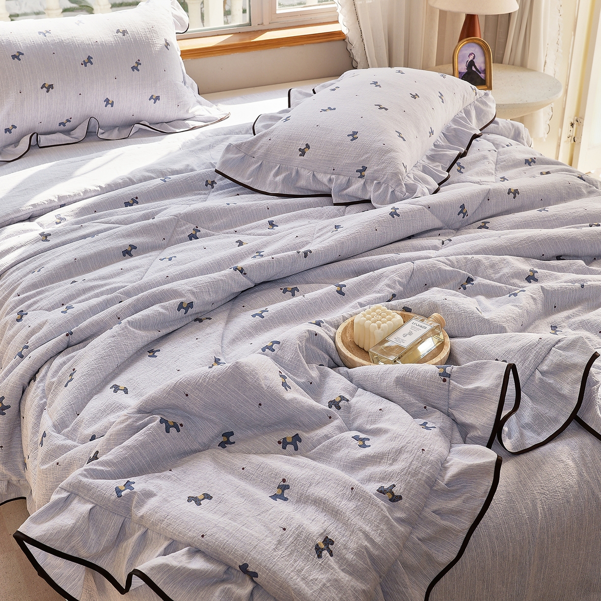 91家纺网 家纺一手货源 找家纺 梵克保罗 2026春夏新款提花色织花边夏被四件套单夏被空调被 蓝驹小趣