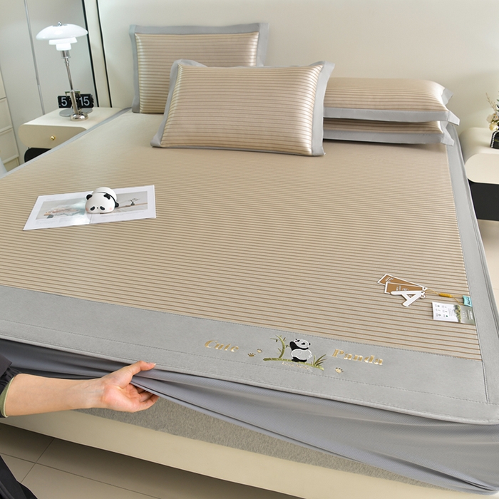 91家纺网 家纺一手货源 找家纺 （总）小牛席业 2026新款条纹爱家熊猫冰丝席（床笠款）藤席冰藤席冰丝席可机洗凉感冰丝席豆豆席PE霸王