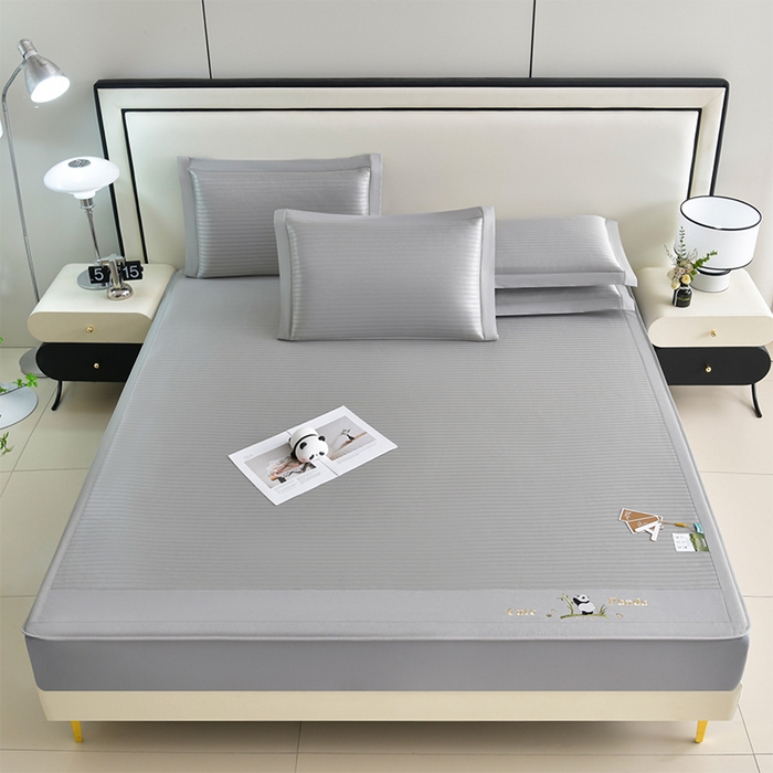 91家纺网 家纺一手货源 找家纺 小牛席业 2026新款条纹爱家熊猫冰丝席（床笠款）藤席冰藤席冰丝席可机洗凉感冰丝席豆豆席PE霸王 灰色