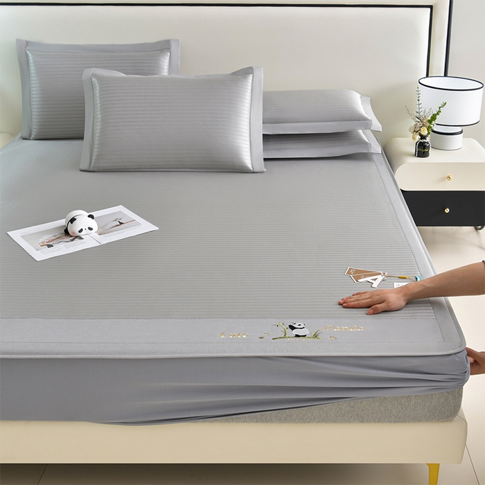 91家纺网 家纺一手货源 找家纺 小牛席业 2026新款条纹爱家熊猫冰丝席（床笠款）藤席冰藤席冰丝席可机洗凉感冰丝席豆豆席PE霸王 灰色