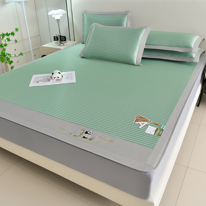 91家纺网 家纺一手货源 找家纺 小牛席业 2026新款条纹爱家熊猫冰丝席（床笠款）藤席冰藤席冰丝席可机洗凉感冰丝席豆豆席PE霸王 绿色