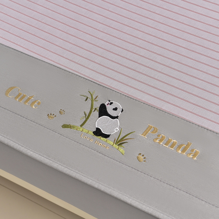 91家纺网 家纺一手货源 找家纺 小牛席业 2026新款条纹爱家熊猫冰丝席（床笠款）藤席冰藤席冰丝席可机洗凉感冰丝席豆豆席PE霸王 粉色