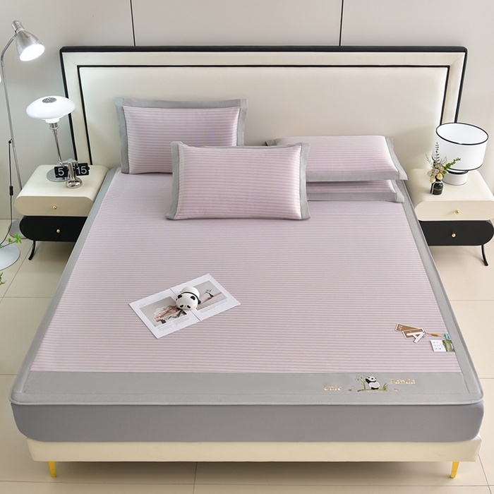 91家纺网 家纺一手货源 找家纺 小牛席业 2026新款条纹爱家熊猫冰丝席（床笠款）藤席冰藤席冰丝席可机洗凉感冰丝席豆豆席PE霸王 粉色