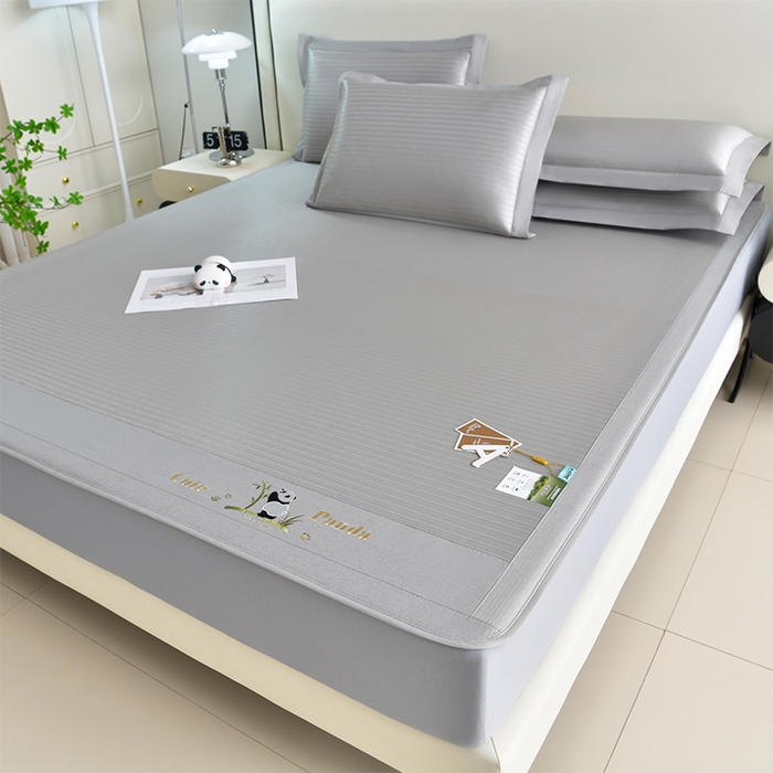 91家纺网 家纺一手货源 找家纺 小牛席业 2026新款条纹爱家熊猫冰丝席（床笠款）藤席冰藤席冰丝席可机洗凉感冰丝席豆豆席PE霸王 灰色