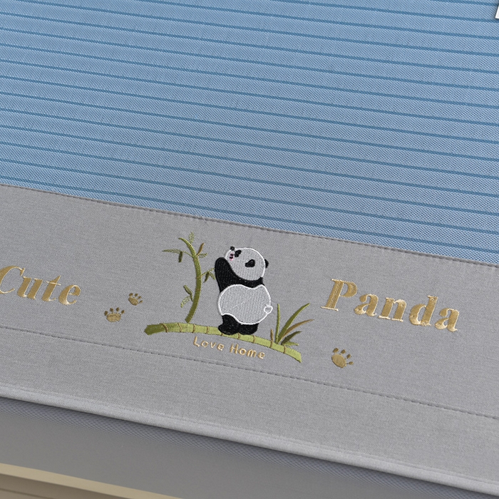 91家纺网 家纺一手货源 找家纺 小牛席业 2026新款条纹爱家熊猫冰丝席（床笠款）藤席冰藤席冰丝席可机洗凉感冰丝席豆豆席PE霸王 蓝色