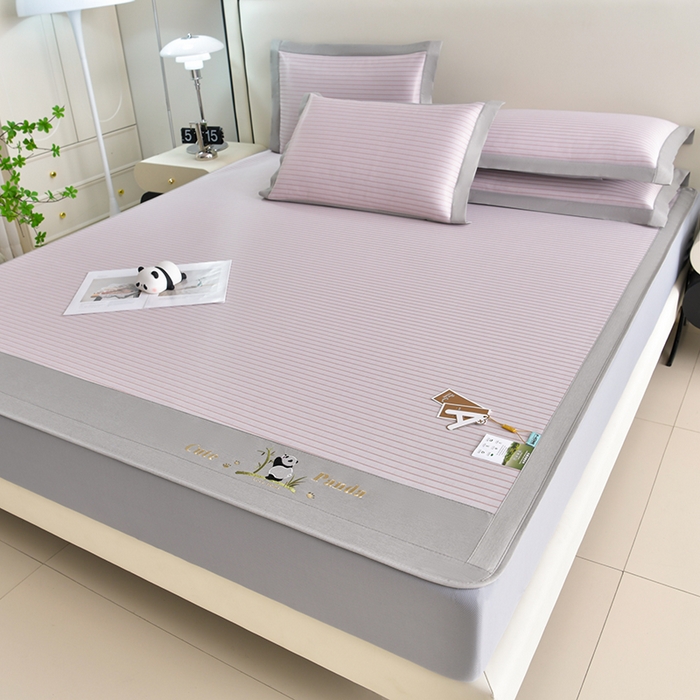 91家纺网 家纺一手货源 找家纺 小牛席业 2026新款条纹爱家熊猫冰丝席（床笠款）藤席冰藤席冰丝席可机洗凉感冰丝席豆豆席PE霸王 粉色