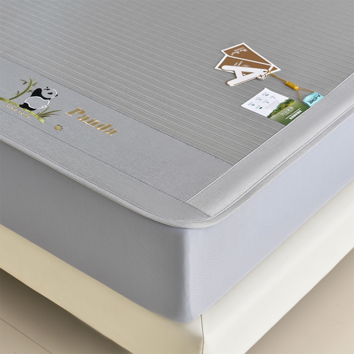 91家纺网 家纺一手货源 找家纺 小牛席业 2026新款条纹爱家熊猫冰丝席（床笠款）藤席冰藤席冰丝席可机洗凉感冰丝席豆豆席PE霸王 灰色