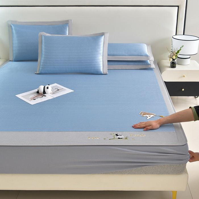 91家纺网 家纺一手货源 找家纺 小牛席业 2026新款条纹爱家熊猫冰丝席（床笠款）藤席冰藤席冰丝席可机洗凉感冰丝席豆豆席PE霸王 蓝色