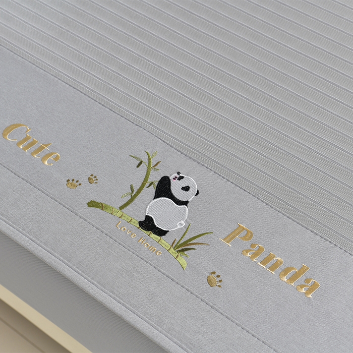 91家纺网 家纺一手货源 找家纺 小牛席业 2026新款条纹爱家熊猫冰丝席（床笠款）藤席冰藤席冰丝席可机洗凉感冰丝席豆豆席PE霸王 灰色