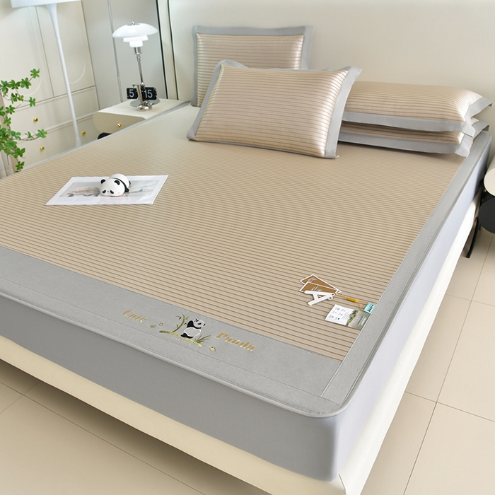 91家纺网 家纺一手货源 找家纺 小牛席业 2026新款条纹爱家熊猫冰丝席（床笠款）藤席冰藤席冰丝席可机洗凉感冰丝席豆豆席PE霸王 咖色