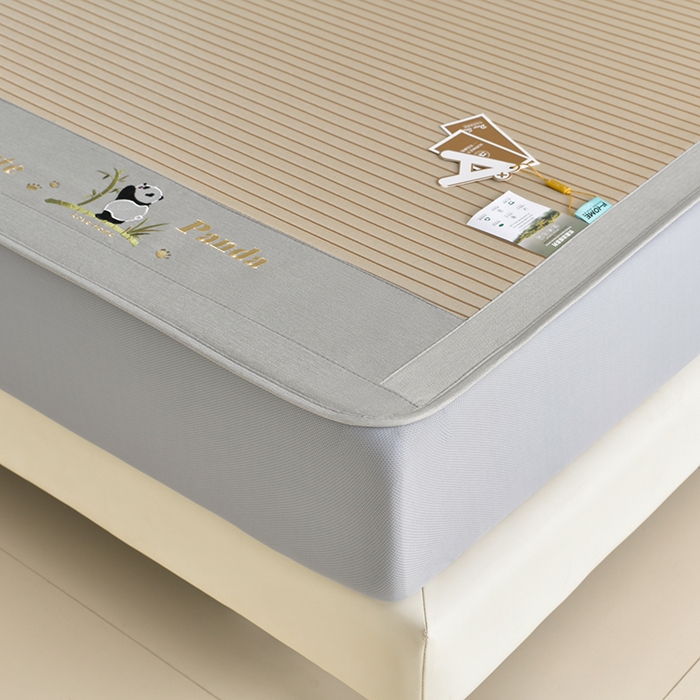 91家纺网 家纺一手货源 找家纺 小牛席业 2026新款条纹爱家熊猫冰丝席（床笠款）藤席冰藤席冰丝席可机洗凉感冰丝席豆豆席PE霸王 咖色