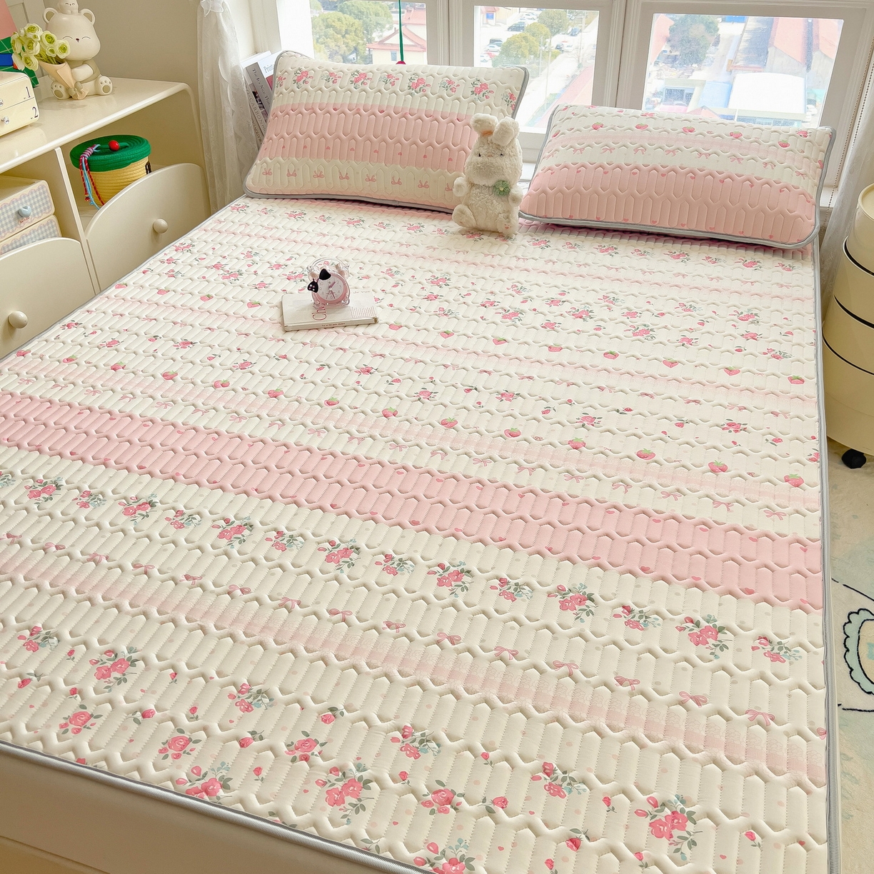 91家纺网 家纺一手货源 找家纺 丝羽坊 2026新款高密凉感丝印花乳胶凉席-平铺款 粉色蔷薇