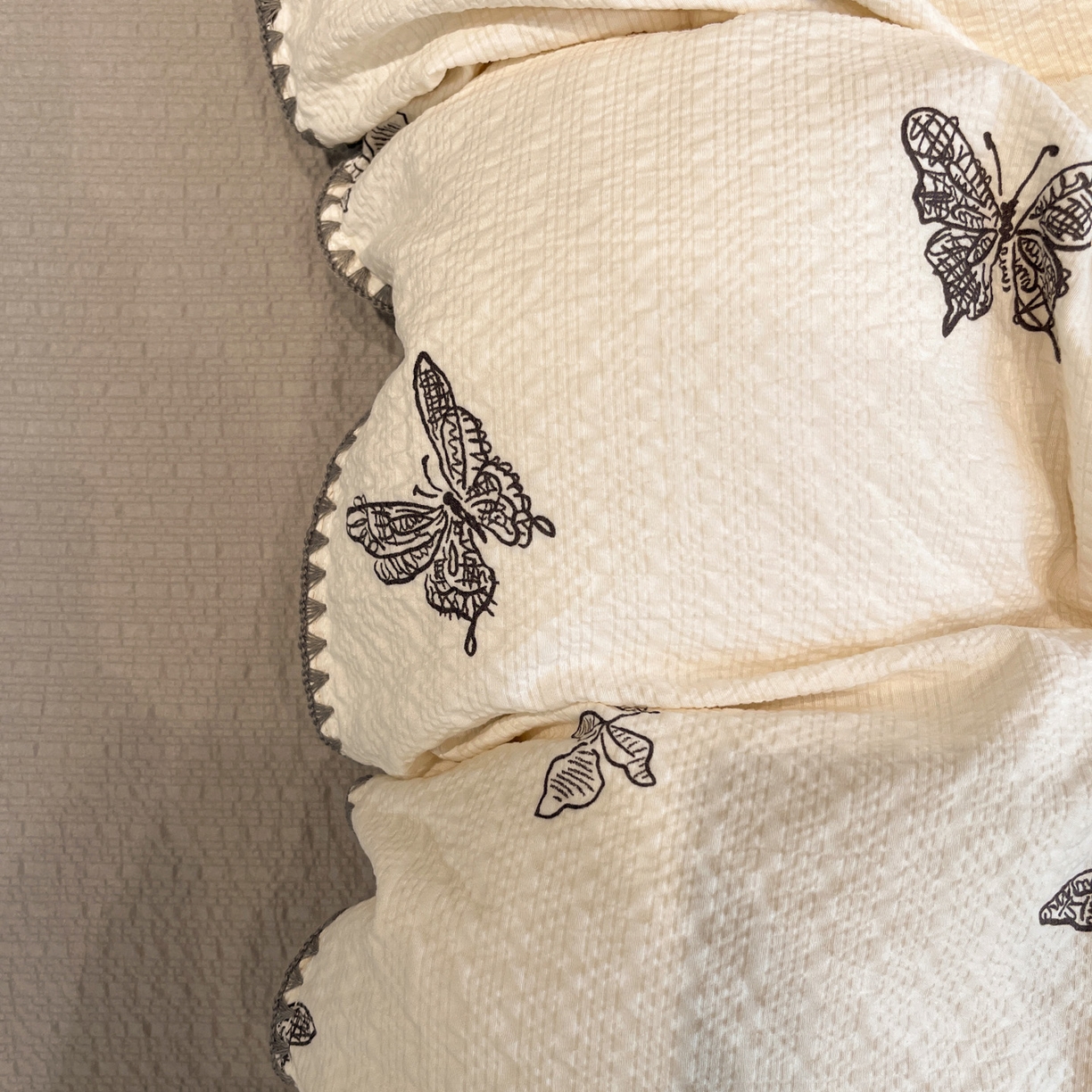 源舍家纺 2026新款泡芙纱贝壳绣四件套 黑白蝴蝶