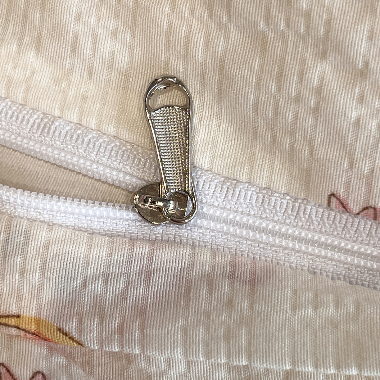 91家纺网 家纺一手货源 找家纺 源舍家纺 2026新款泡芙纱贝壳绣四件套 蛋糕星人