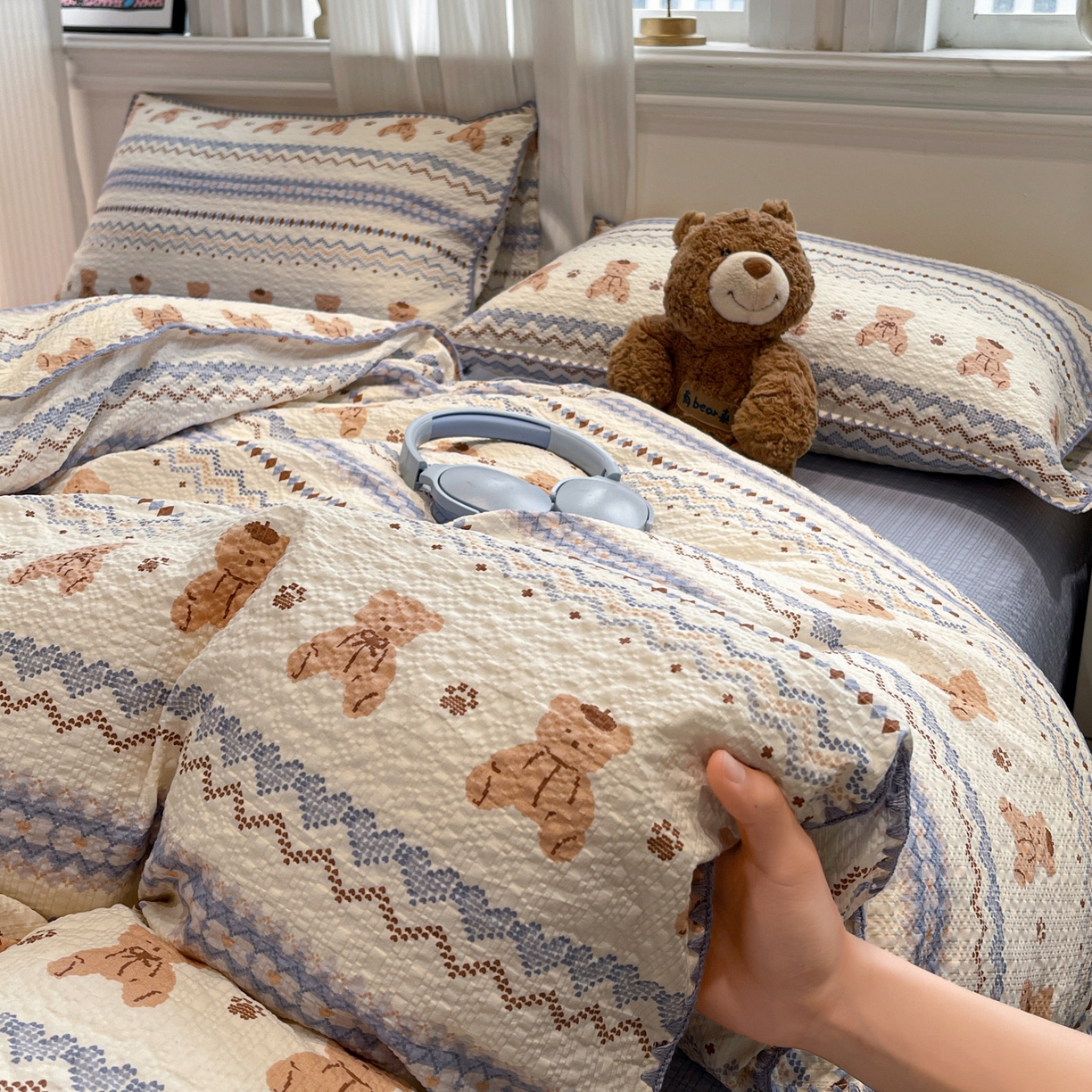 91家纺网 家纺一手货源 找家纺 源舍家纺 2026新款泡芙纱贝壳绣四件套 萌趣小熊