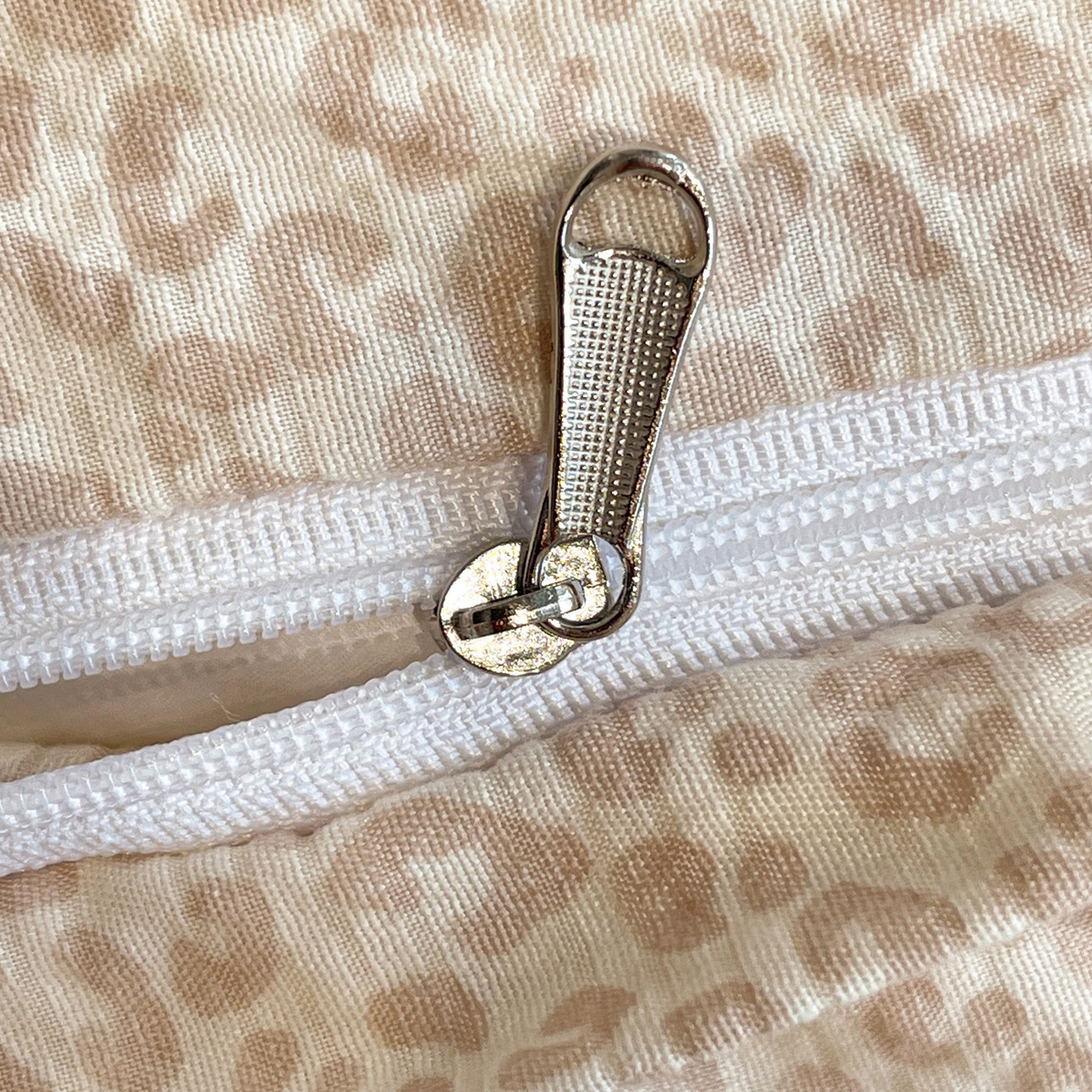 91家纺网 家纺一手货源 找家纺 源舍家纺 2026新款泡芙纱贝壳绣四件套 豹纹凯蒂