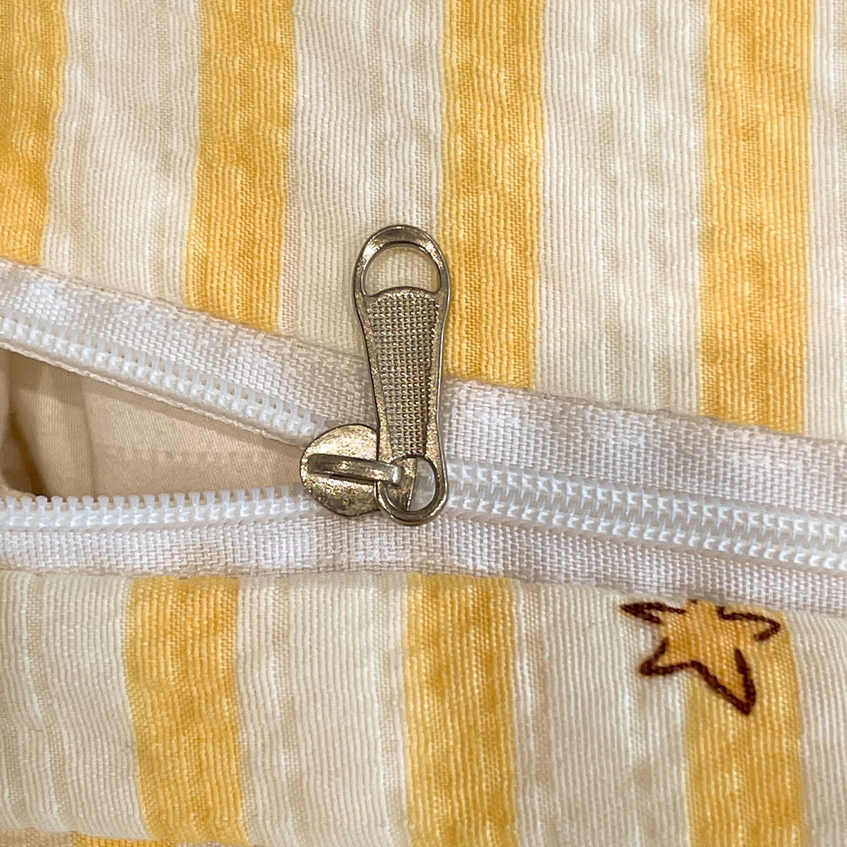 91家纺网 家纺一手货源 找家纺 源舍家纺 2026新款泡芙纱贝壳绣四件套 哈喽星人