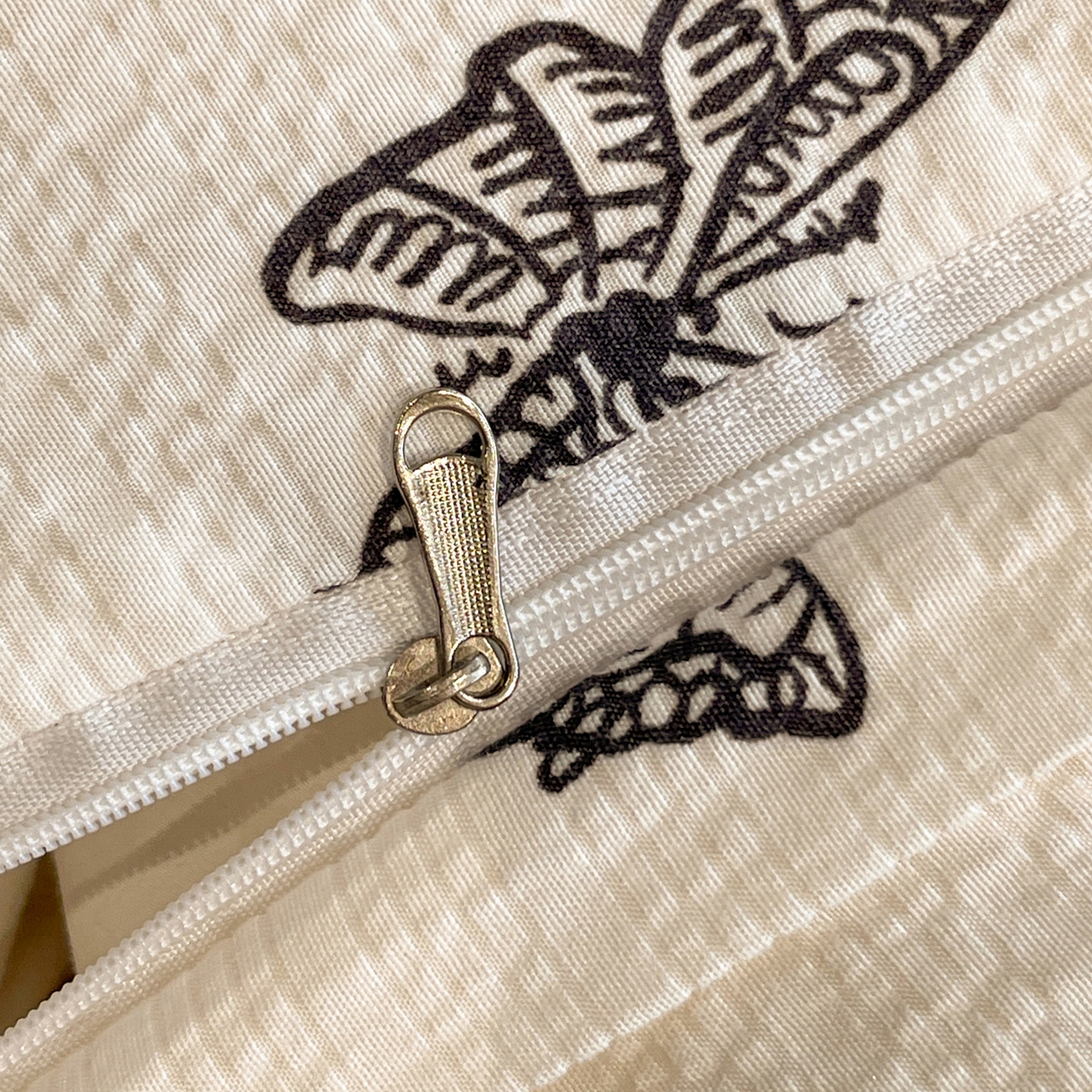 91家纺网 家纺一手货源 找家纺 源舍家纺 2026新款泡芙纱贝壳绣四件套 黑白蝴蝶