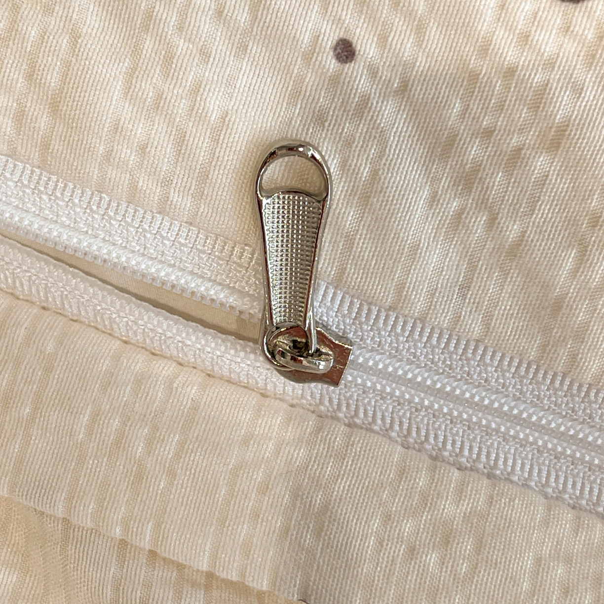 91家纺网 家纺一手货源 找家纺 源舍家纺 2026新款泡芙纱贝壳绣四件套 樱桃波点