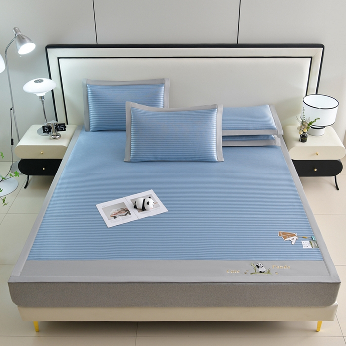 91家纺网 家纺一手货源 找家纺 小牛席业 2026新款条纹爱家熊猫冰丝席藤席冰藤席冰丝席可机洗凉感冰丝席豆豆席PE霸王 蓝色