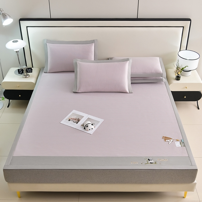 91家纺网 家纺一手货源 找家纺 小牛席业 2026新款条纹爱家熊猫冰丝席藤席冰藤席冰丝席可机洗凉感冰丝席豆豆席PE霸王 粉色