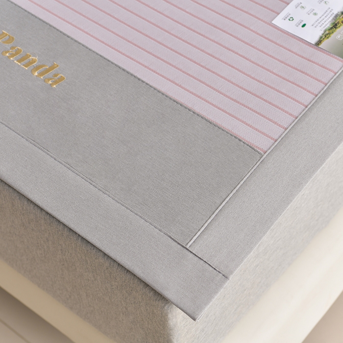 91家纺网 家纺一手货源 找家纺 小牛席业 2026新款条纹爱家熊猫冰丝席藤席冰藤席冰丝席可机洗凉感冰丝席豆豆席PE霸王 粉色