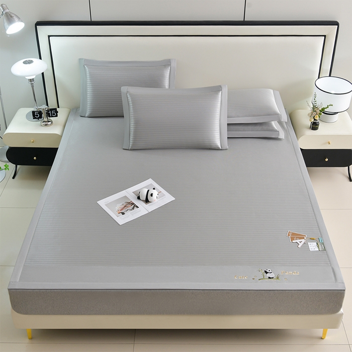 91家纺网 家纺一手货源 找家纺 小牛席业 2026新款条纹爱家熊猫冰丝席藤席冰藤席冰丝席可机洗凉感冰丝席豆豆席PE霸王 灰色