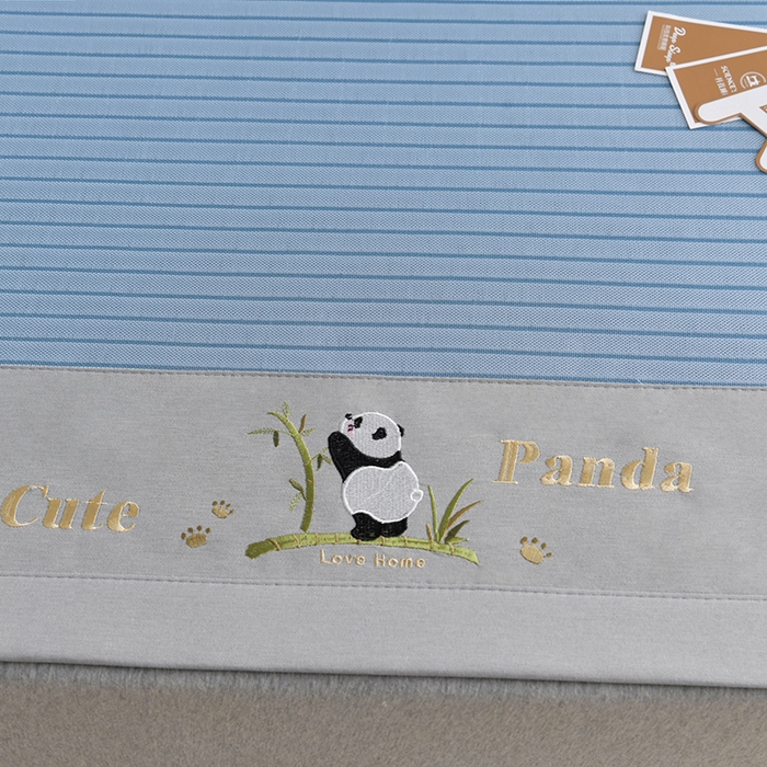 91家纺网 家纺一手货源 找家纺 小牛席业 2026新款条纹爱家熊猫冰丝席藤席冰藤席冰丝席可机洗凉感冰丝席豆豆席PE霸王 蓝色